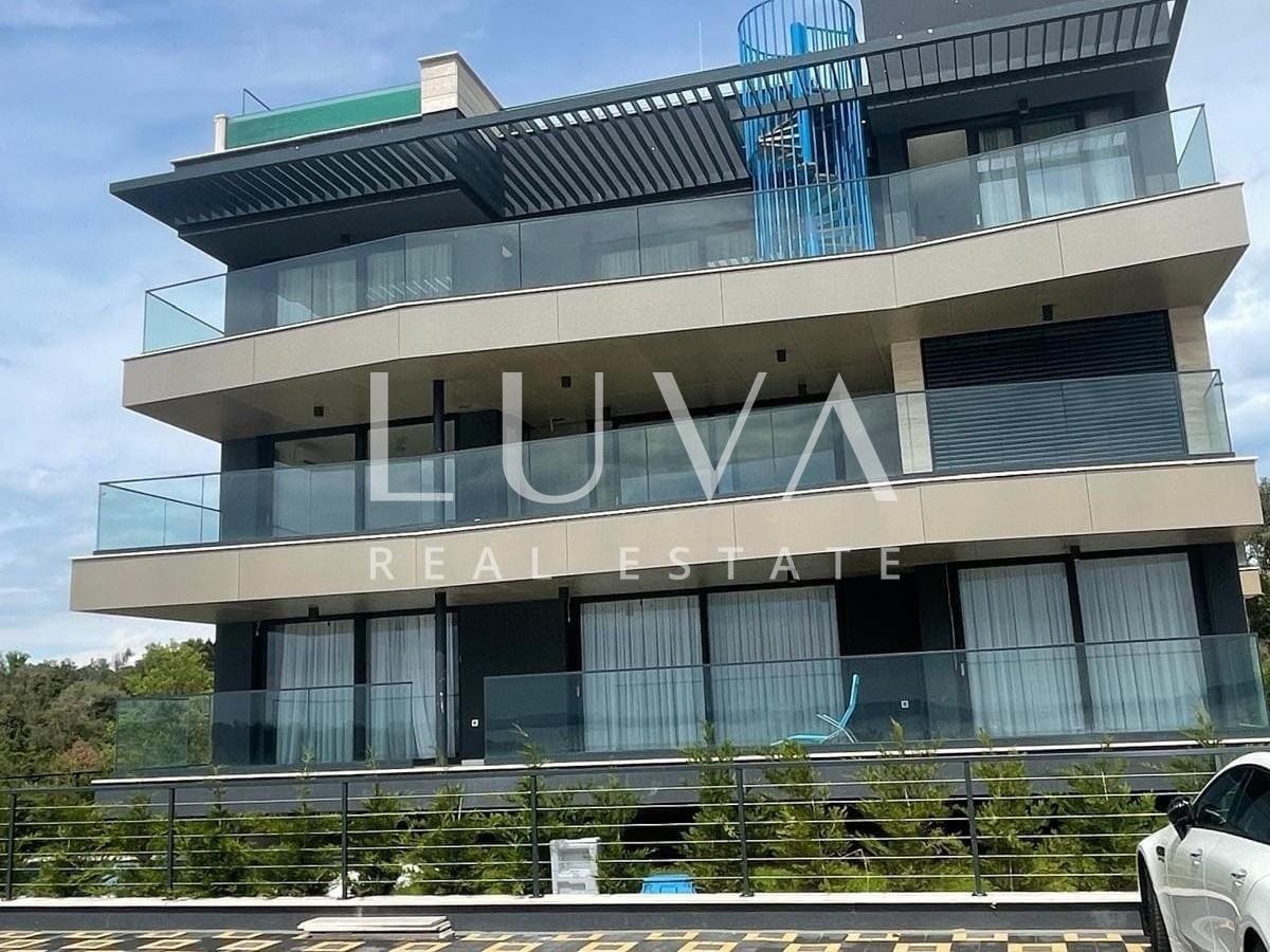 Zadar, Kožino, Verkauf eines luxuriösen Penthouses mit Pool am Meer