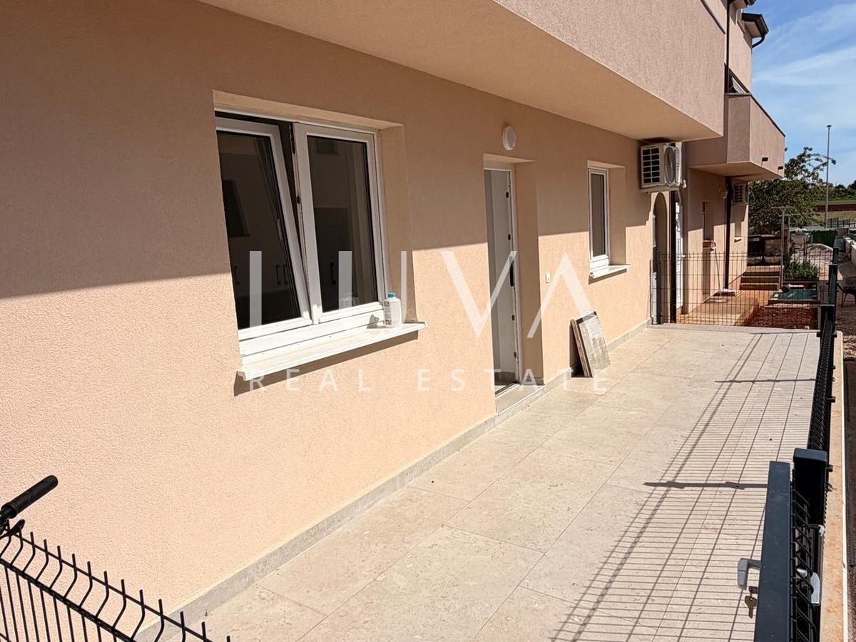 Novigrad, Istria, one-bedroom apartment with terrace, 1,500 m from the sea, 39 m²