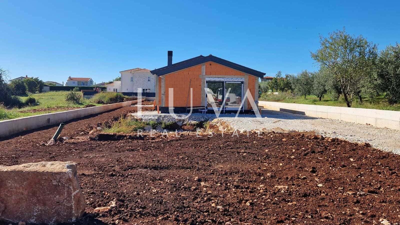 Istria, Kaštelir, modern ground floor house of 92 m² with swimming pool for sale