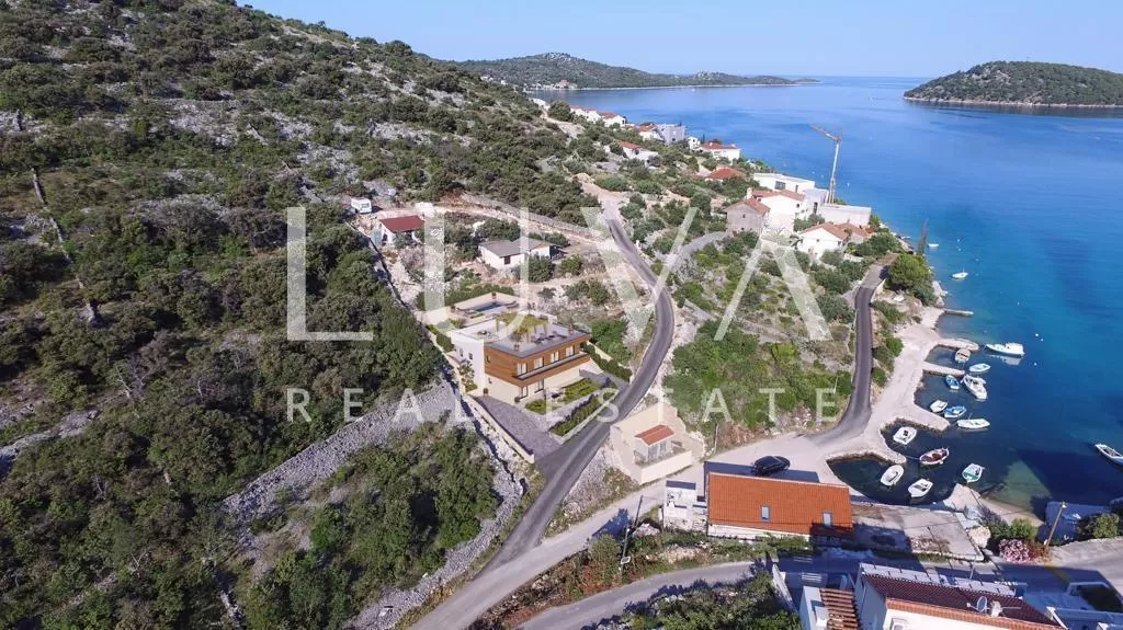 Ražanj, Villa (Rohbau) mit Pool, erste Reihe am Meer