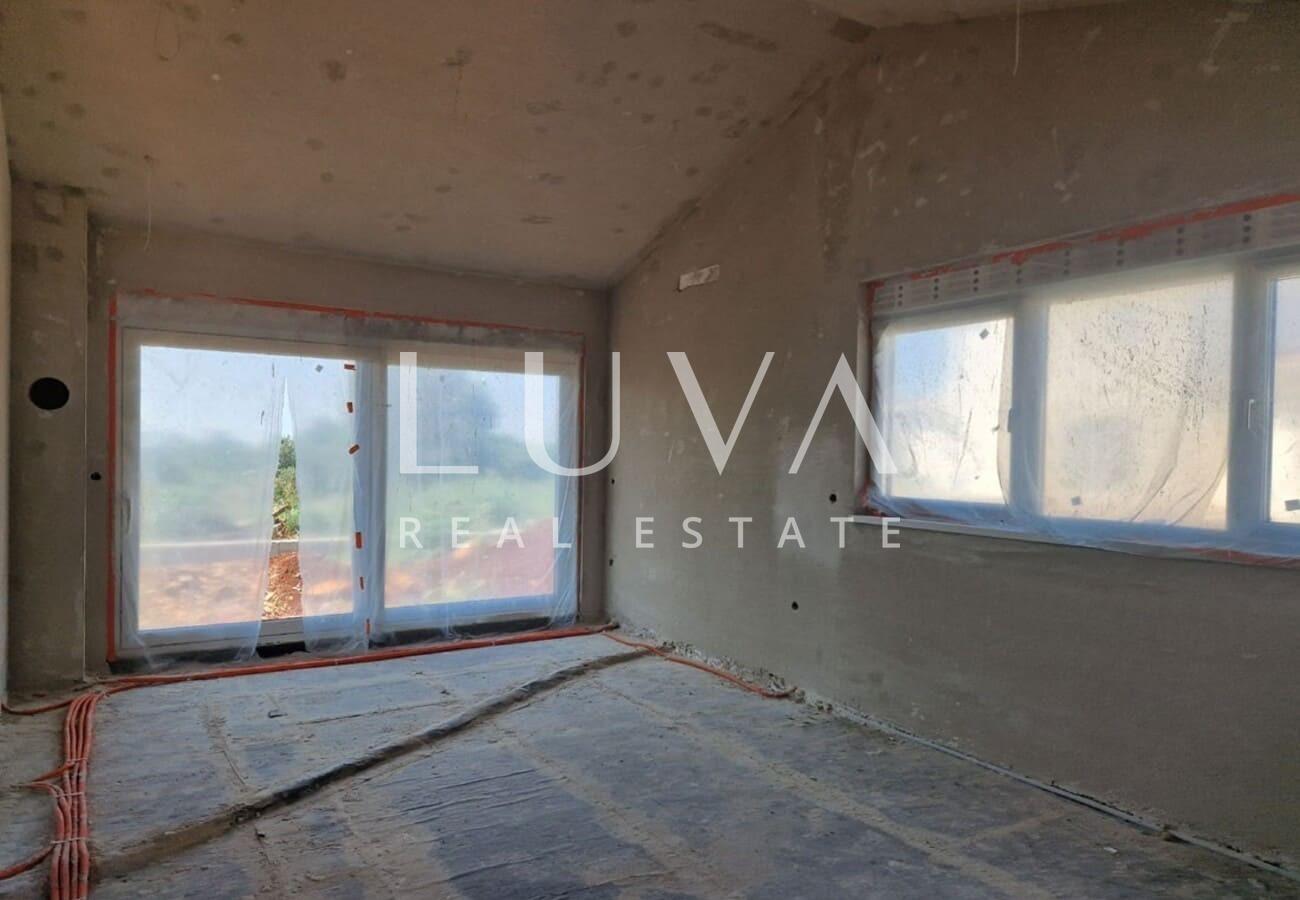 Istria, Kaštelir, modern ground floor house of 95 m² with courtyard for sale