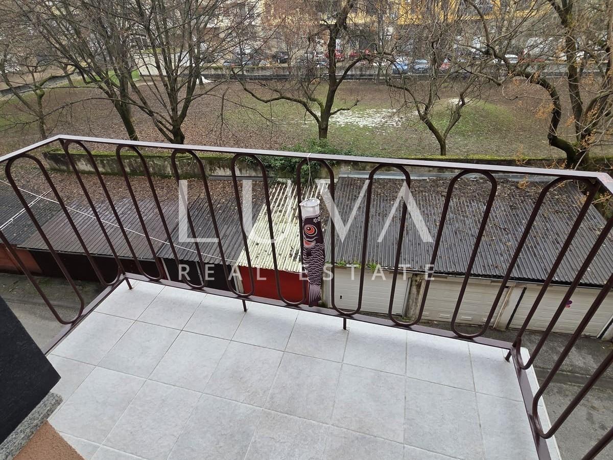 Zagreb, Trg Franc Republike, uređen stan 55m2, 2 balkona i garaža