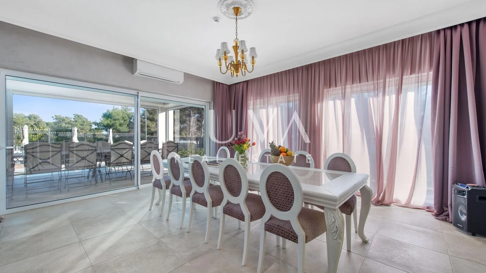 Vodice, luksuzna i jedinstvena vila s bazenom uz more na prodaju