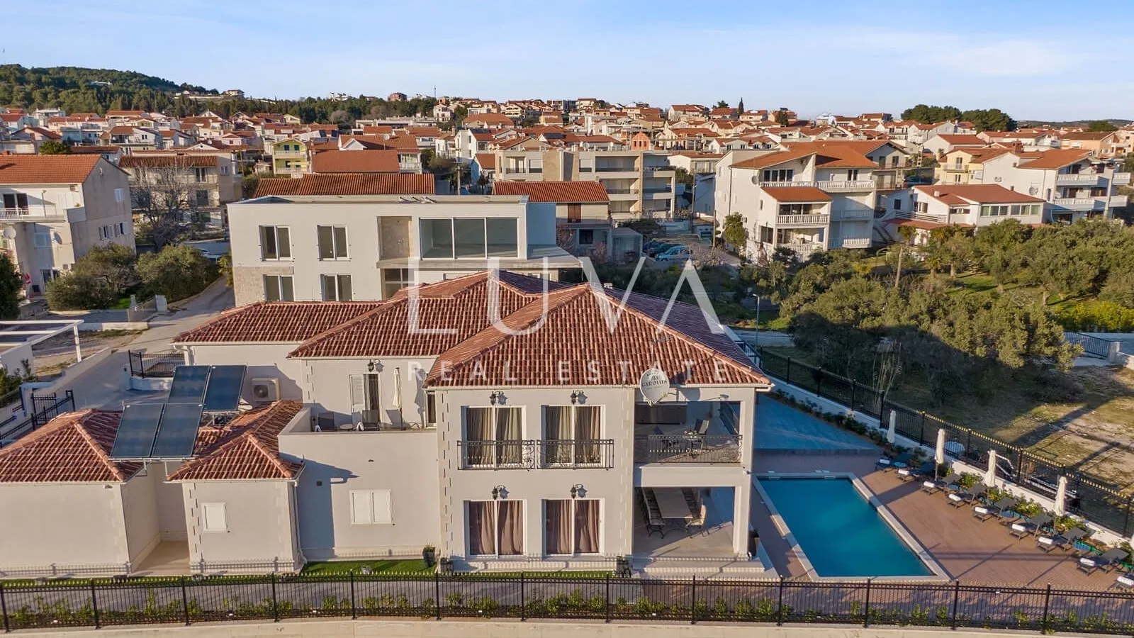 Vodice, luksuzna i jedinstvena vila s bazenom uz more na prodaju