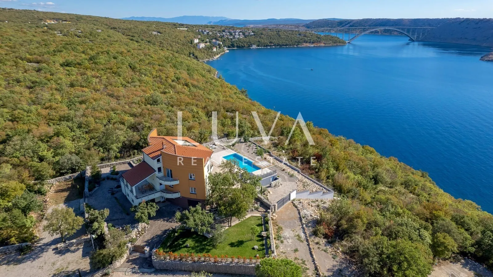 Luksuzna kuća s bazenom na osami blizu Rijeke