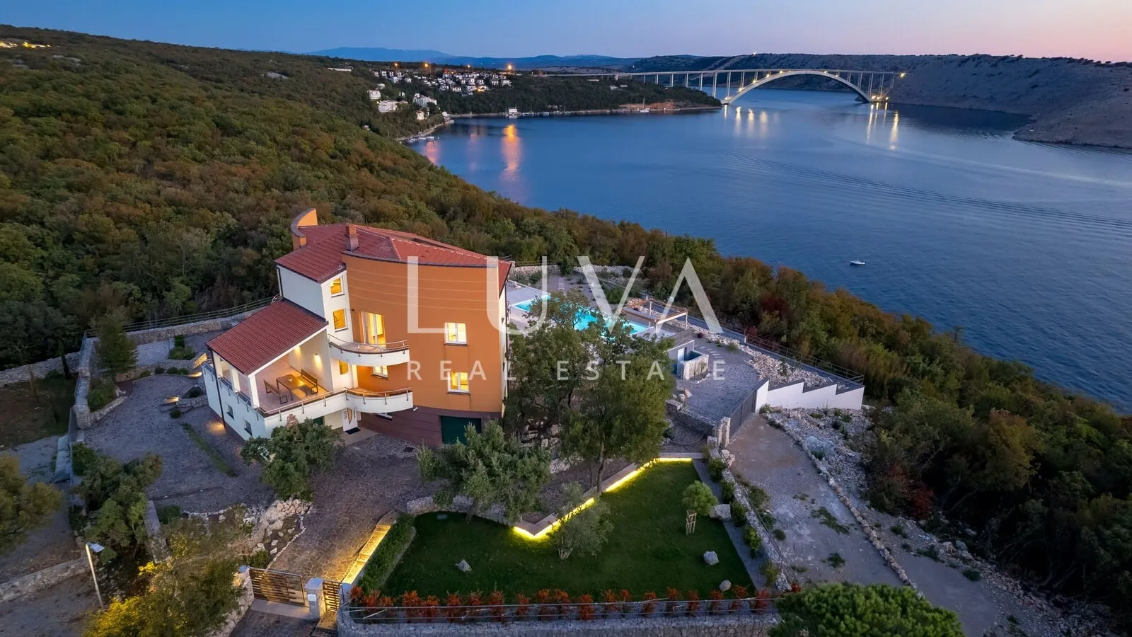 Luksuzna kuća s bazenom na osami blizu Rijeke