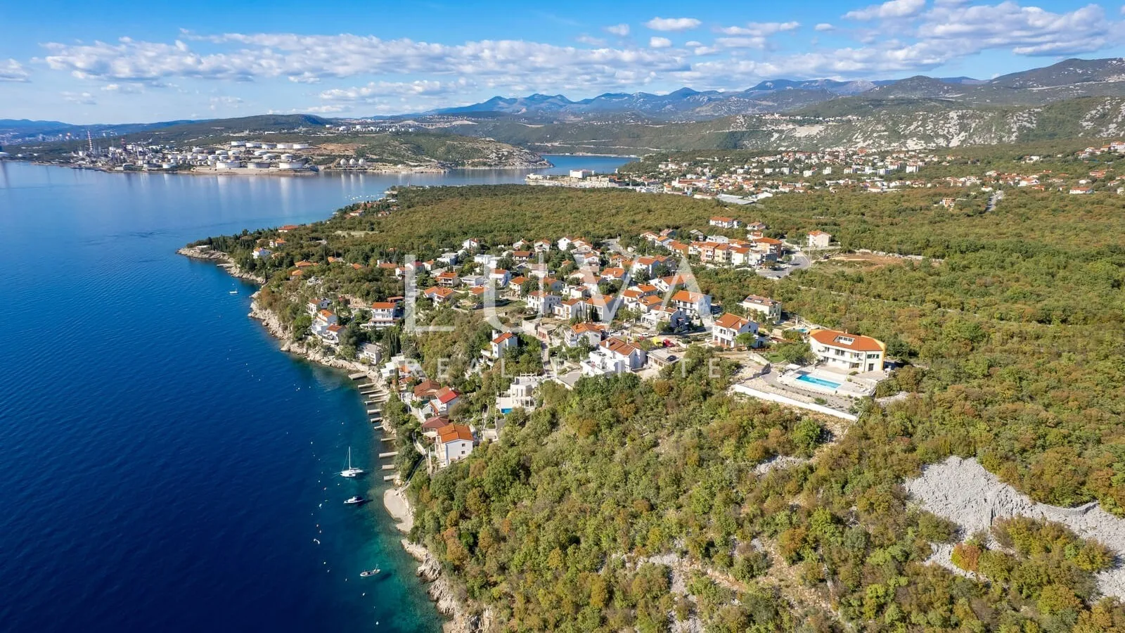 Luksuzna kuća s bazenom na osami blizu Rijeke