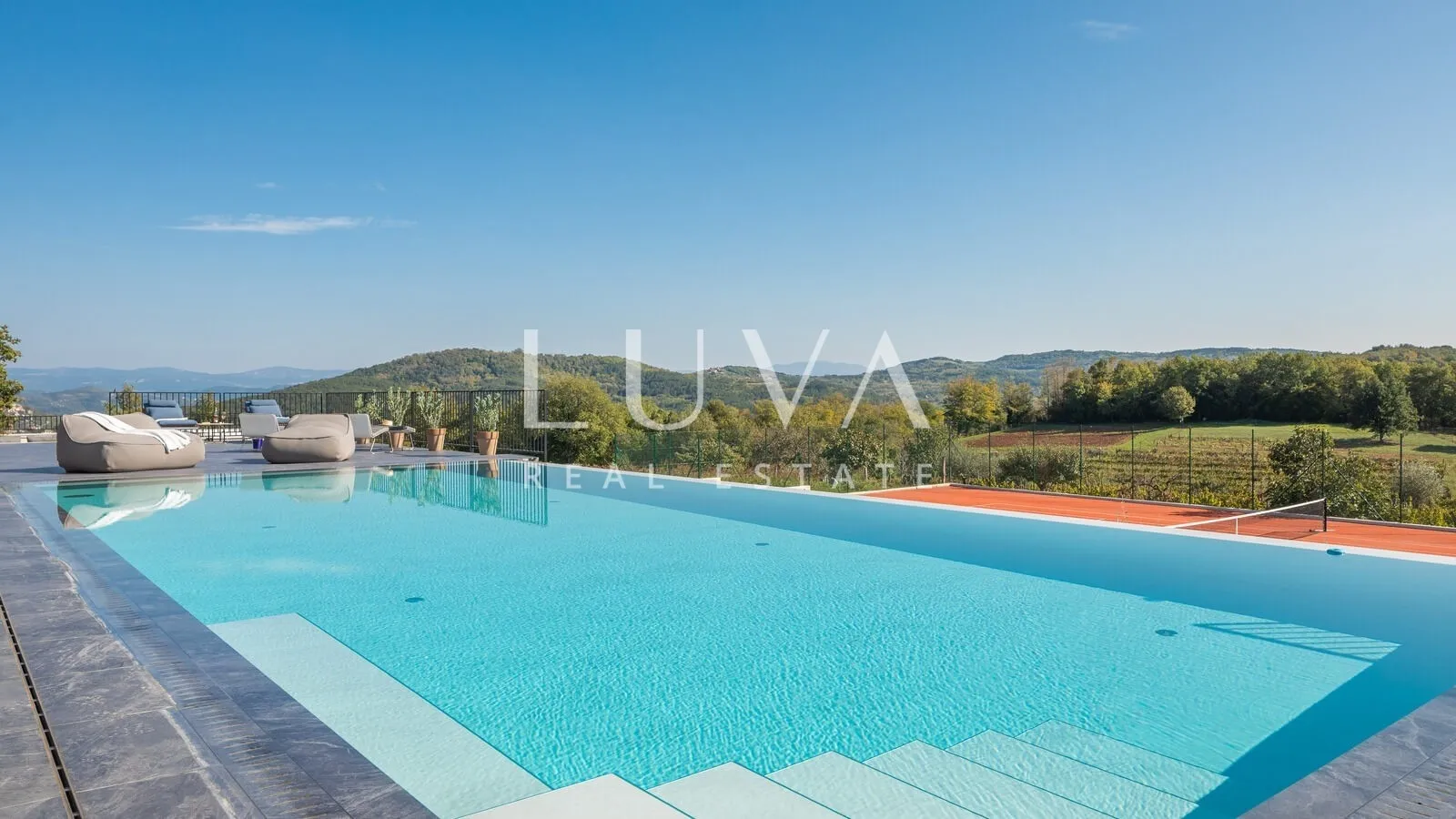 Luksuzna vila s bazenom i tenis terenom, Motovun, Istra