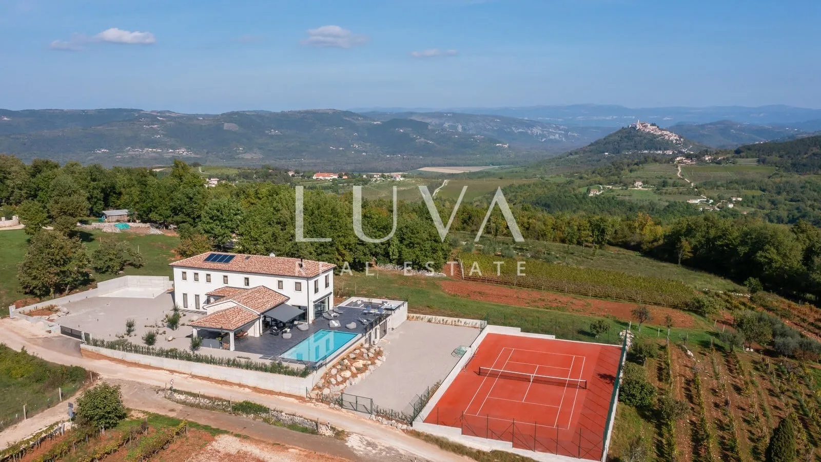 Luksuzna vila s bazenom i tenis terenom, Motovun, Istra