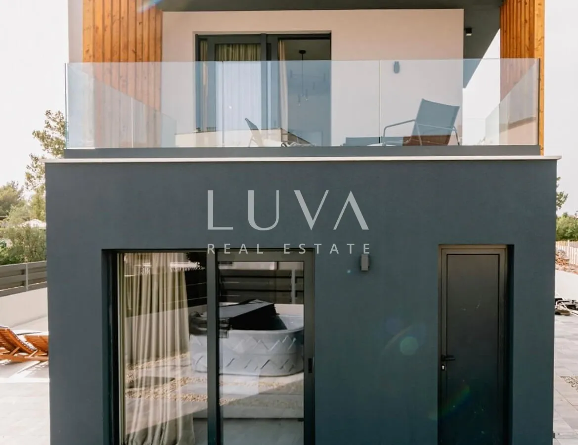 Luksuzna kuća s bazenom blizu mora na prodaju, Vodice, Dalmacija