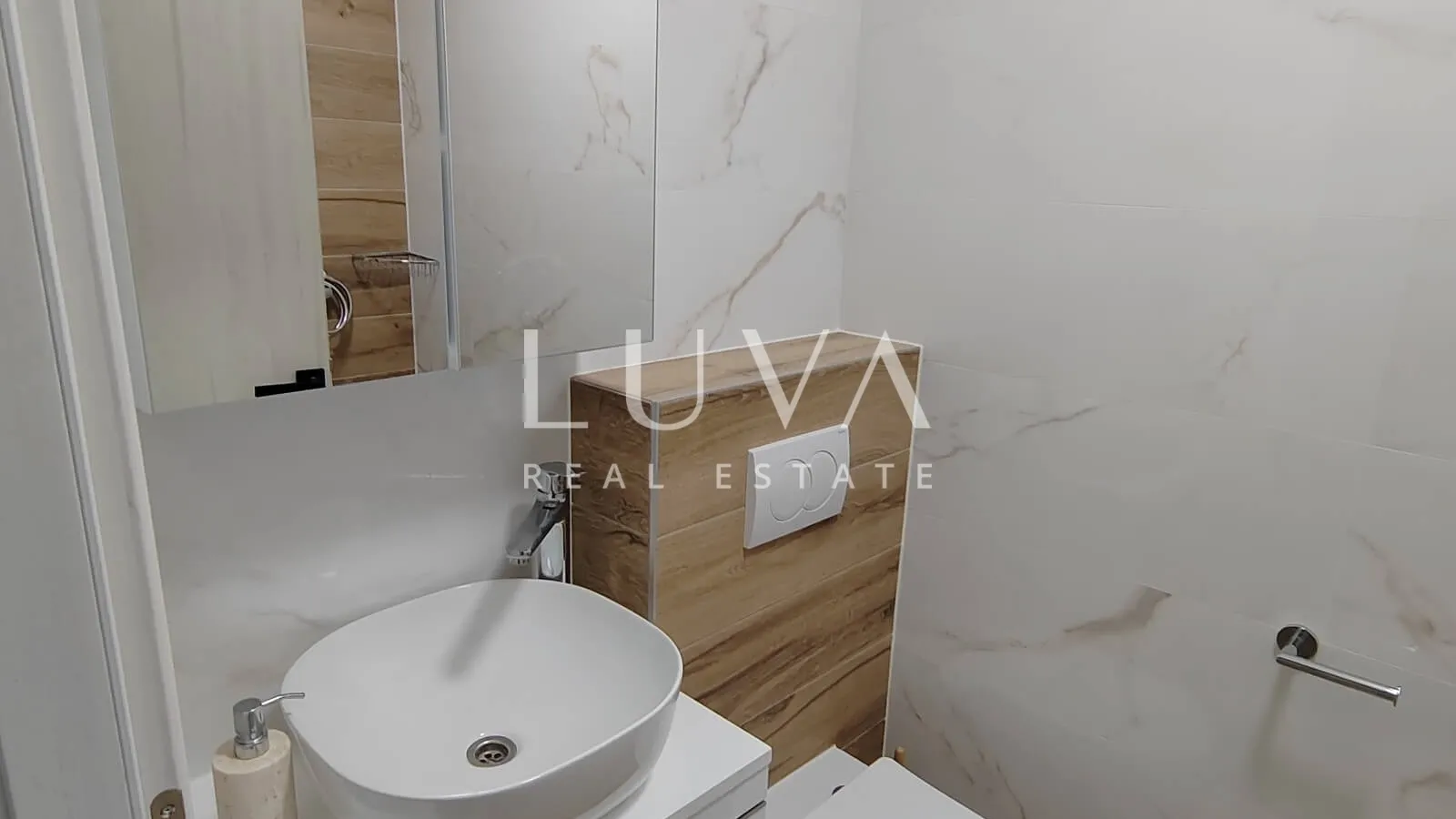 Kaštel Štafilić, kuća 377m2 sa stanovima na prodaju