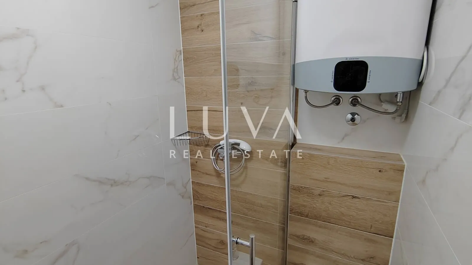 Kaštel Štafilić, kuća 377m2 sa stanovima na prodaju