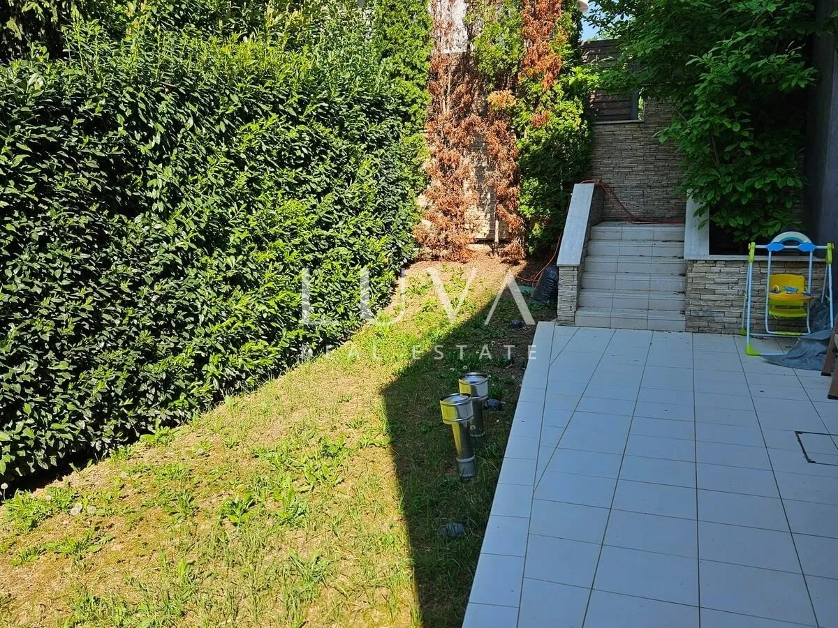 Gornje Prekrižje, luksuzna obiteljska vila s bazenom na prodaju