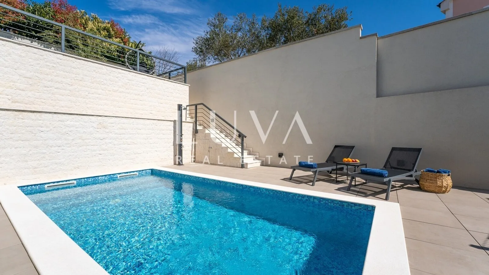 Krk, luxuriöse zweistöckige Wohnung mit Swimmingpool und Wellness zu verkaufen