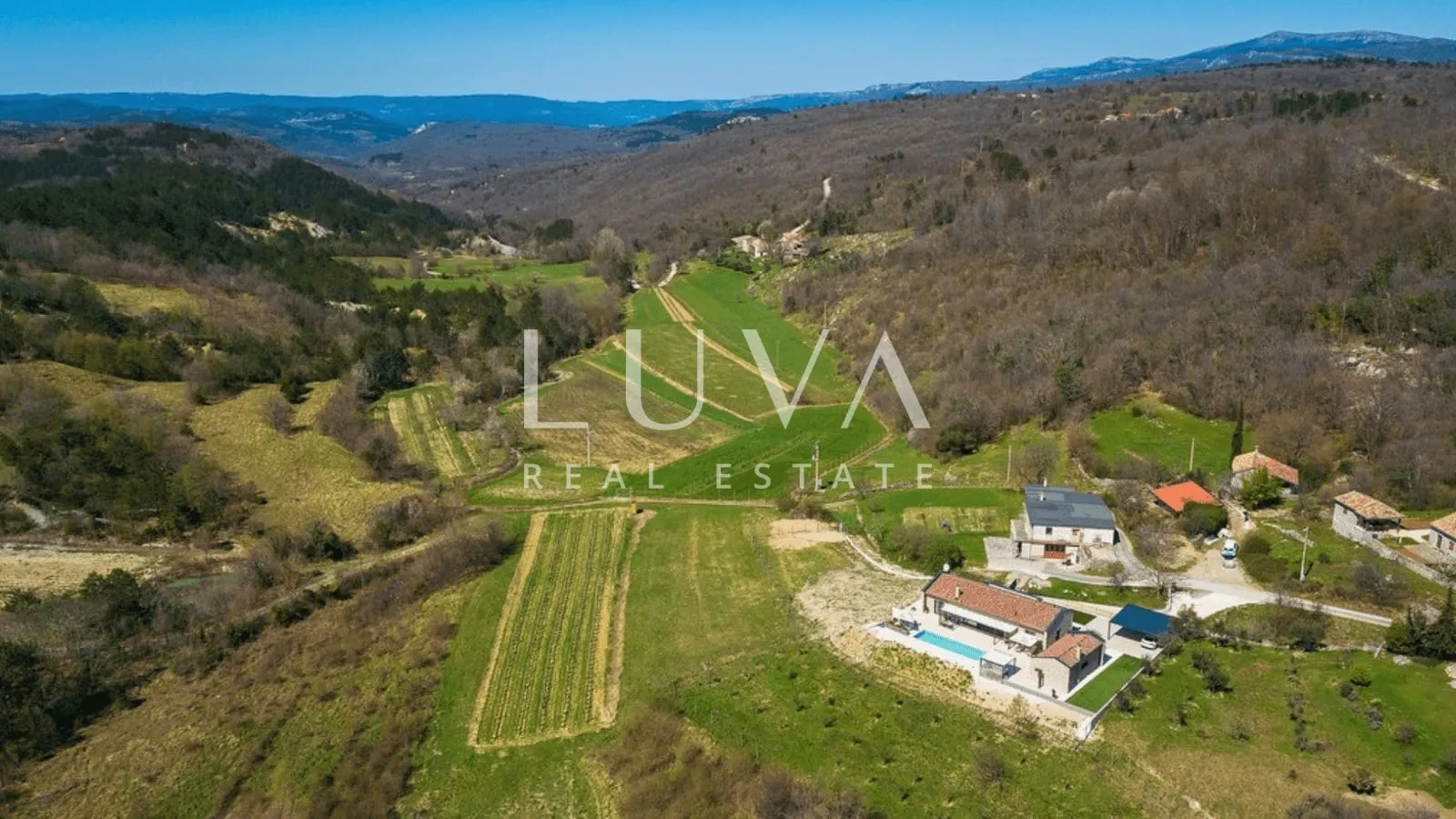 Hum, Istra, luksuzna kuća s bazenom i velikim posjedom na prodaju