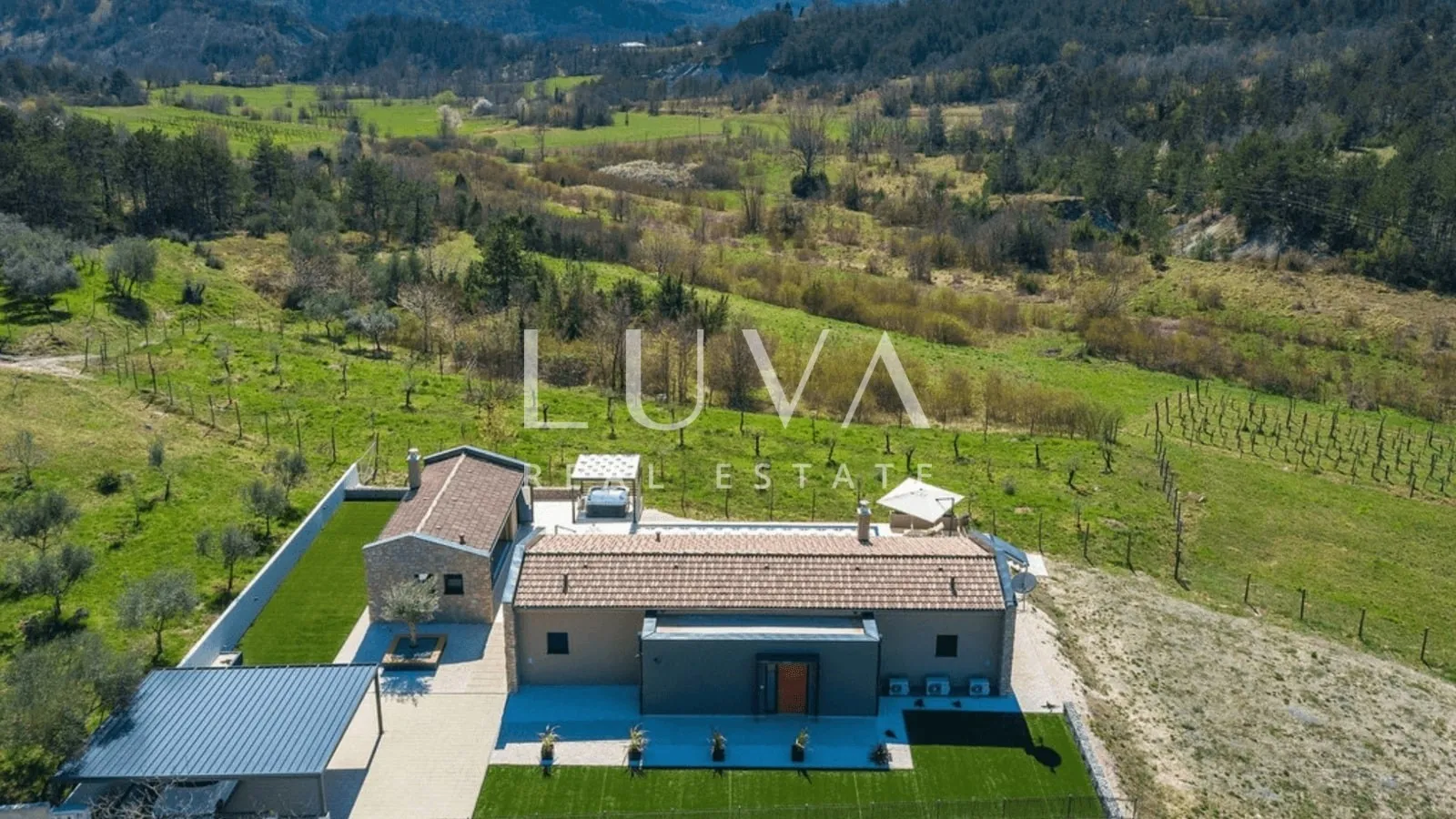 Hum, Istra, luksuzna kuća s bazenom i velikim posjedom na prodaju