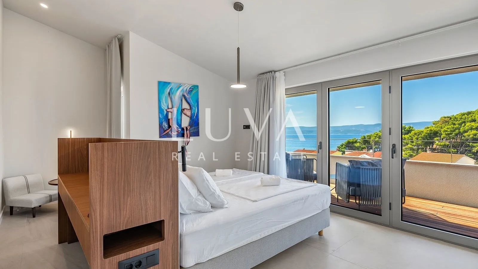 Duće, Omiš, luxury resort with 4 large apartments and a pool by the sea for sale
