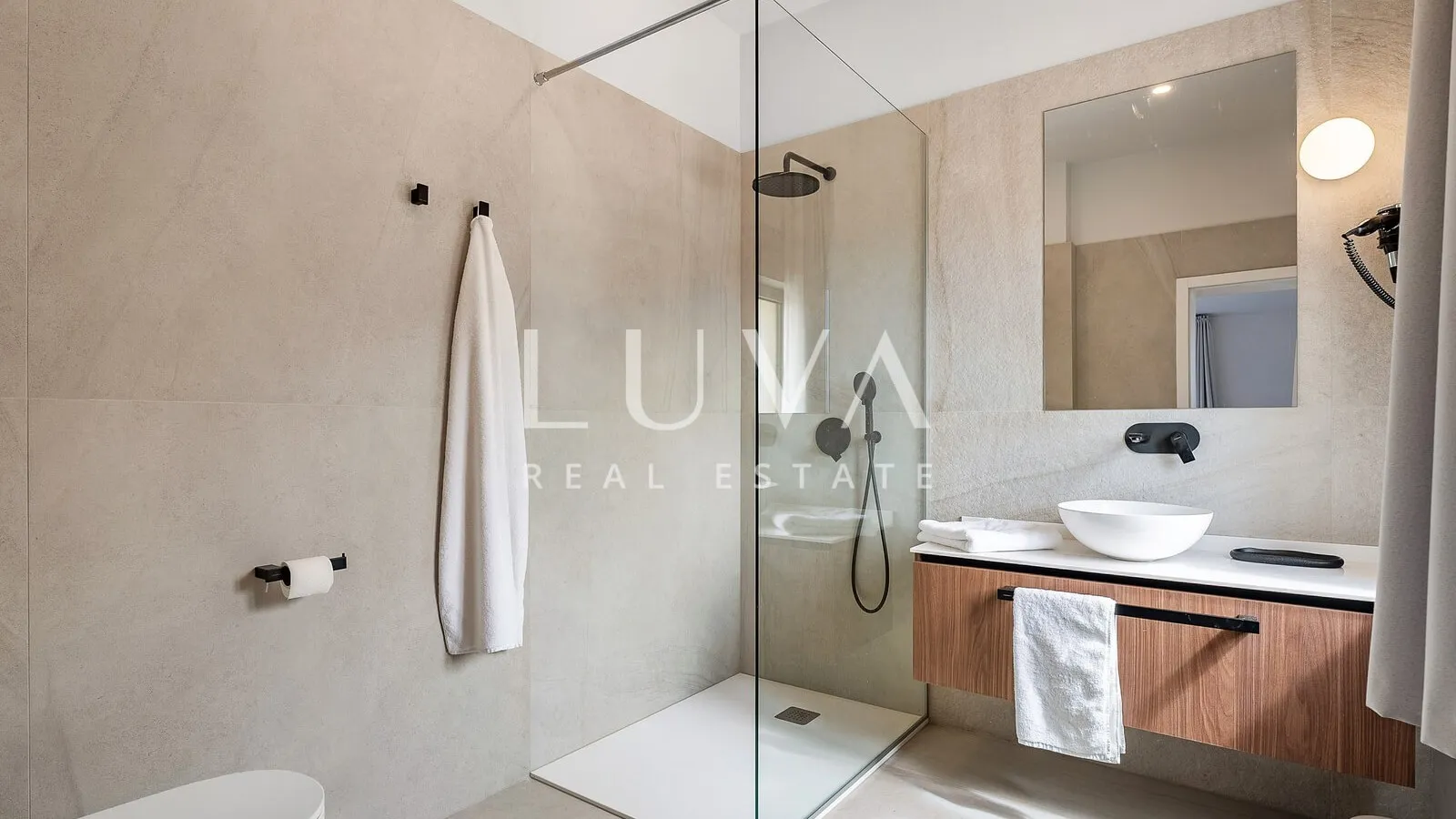Duće, Omiš, luxury resort with 4 large apartments and a pool by the sea for sale