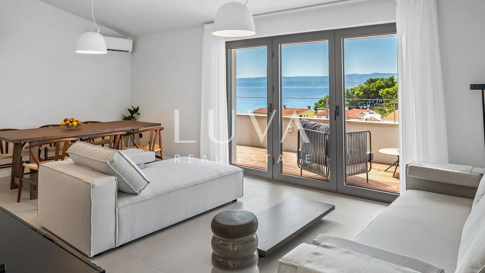 Duće, Omiš, luxury resort with 4 large apartments and a pool by the sea for sale