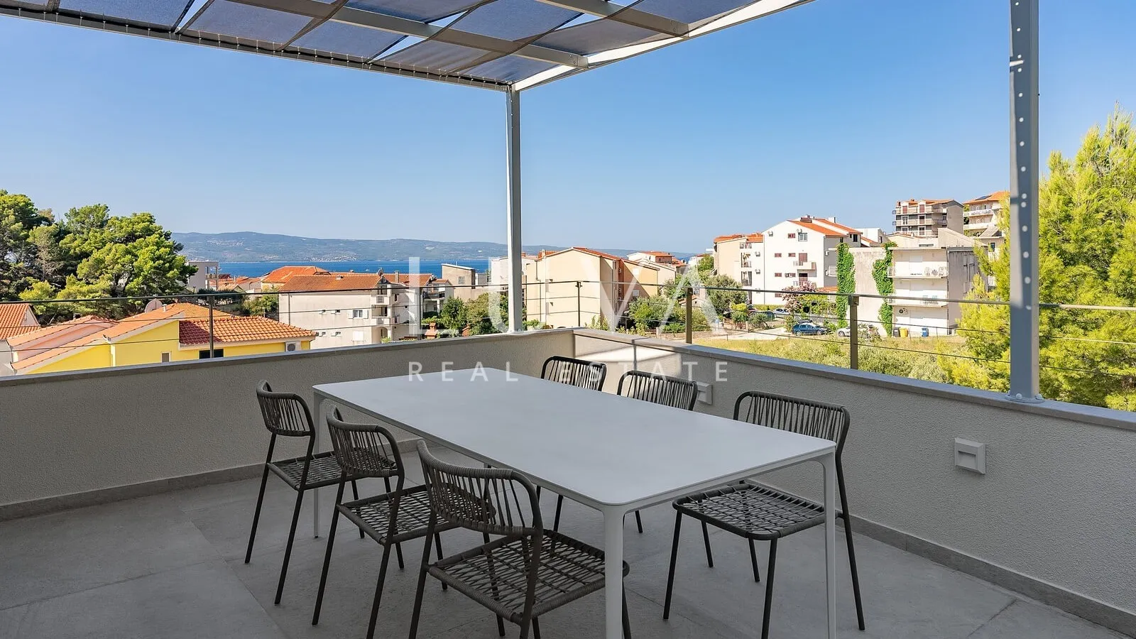 Duće, Omiš, luxury resort with 4 large apartments and a pool by the sea for sale