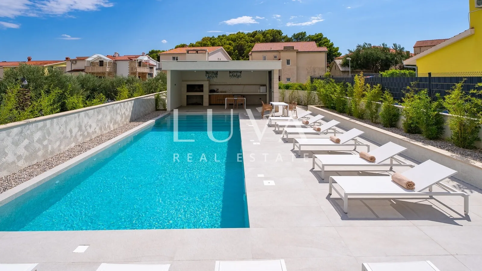 Duće, Omiš, luxury resort with 4 large apartments and a pool by the sea for sale