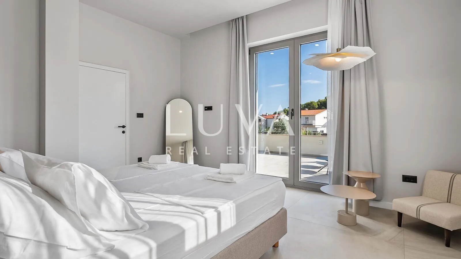 Duće, Omiš, luxury resort with 4 large apartments and a pool by the sea for sale