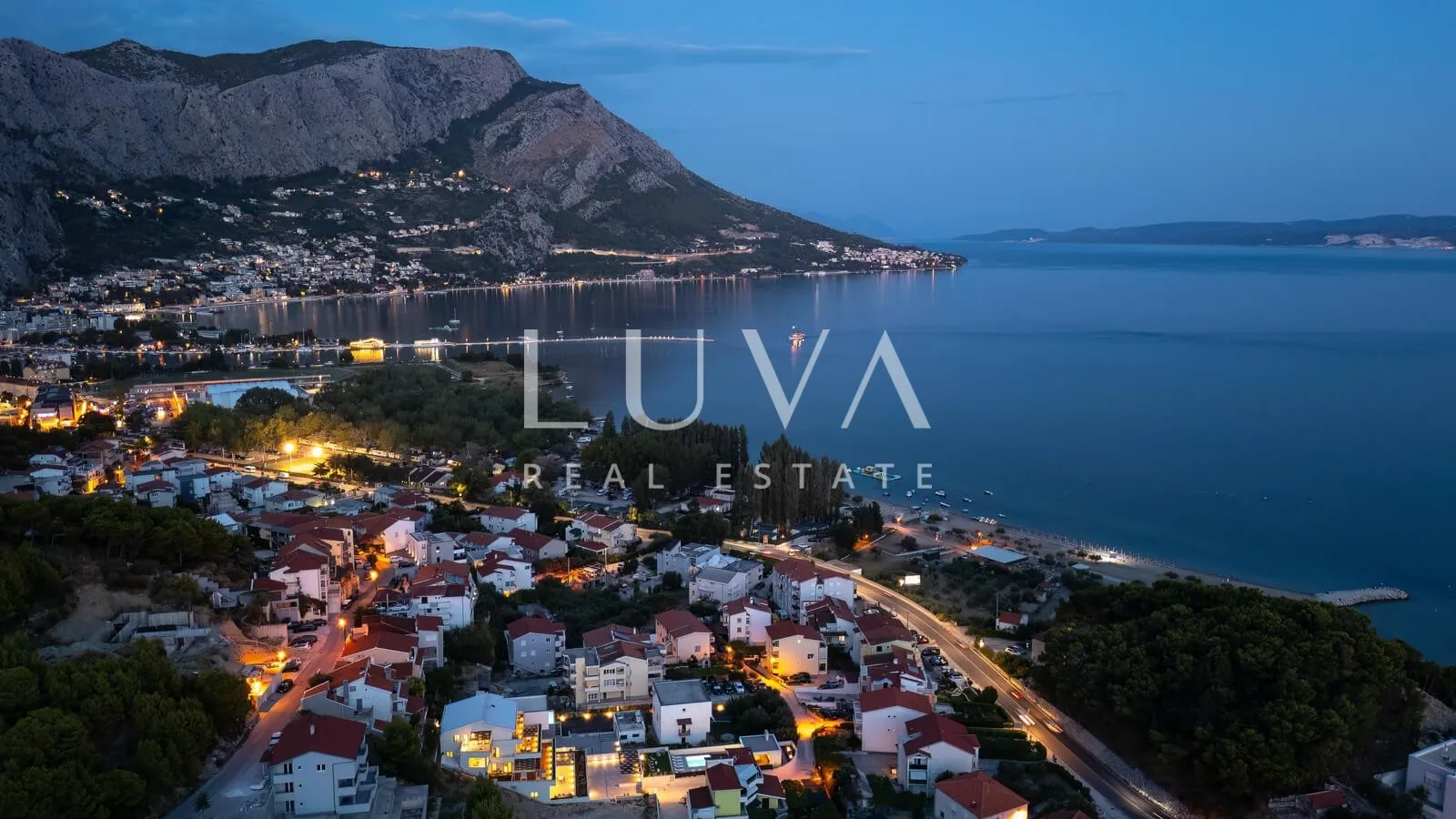 Duće, Omiš, luxury resort with 4 large apartments and a pool by the sea for sale