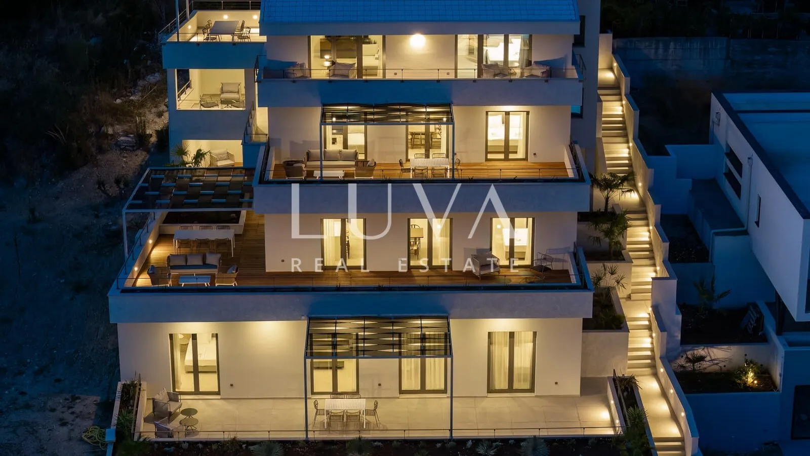 Duće, Omiš, luxury resort with 4 large apartments and a pool by the sea for sale