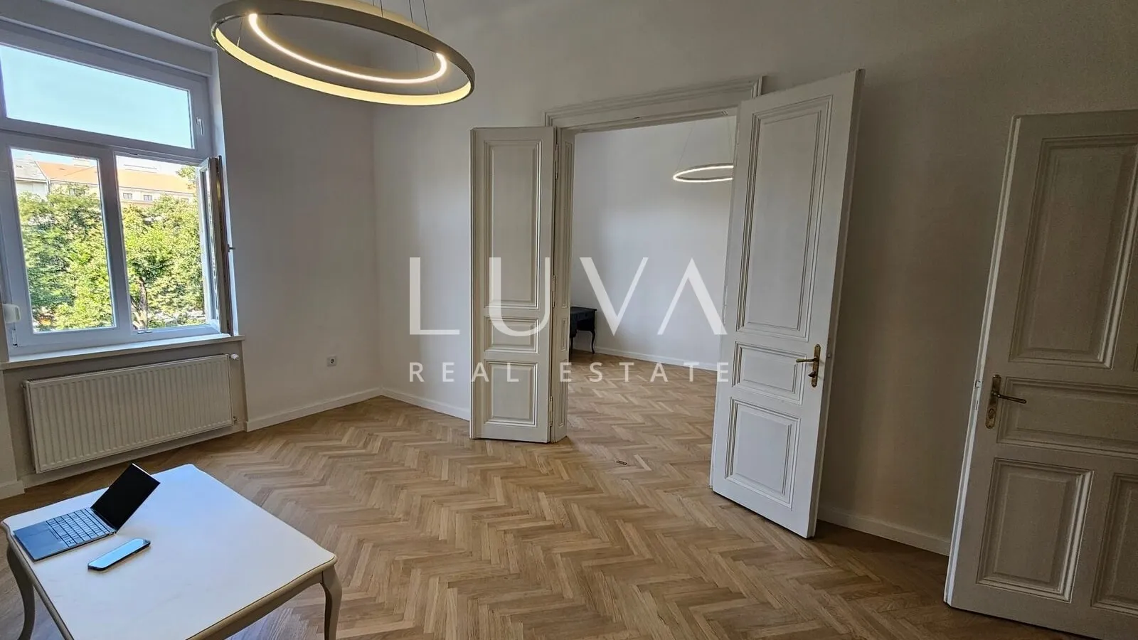 Centar, Svačićev trg, stan 101m2 za poslovni najam