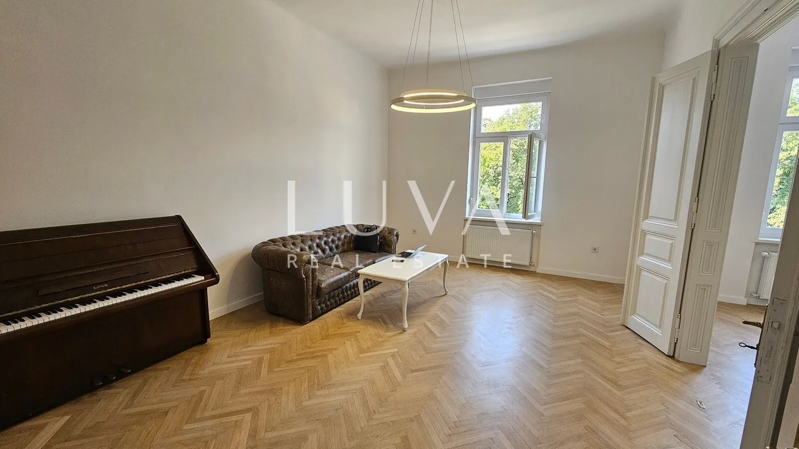 Centar, Svačićev trg, stan 101m2 za poslovni najam