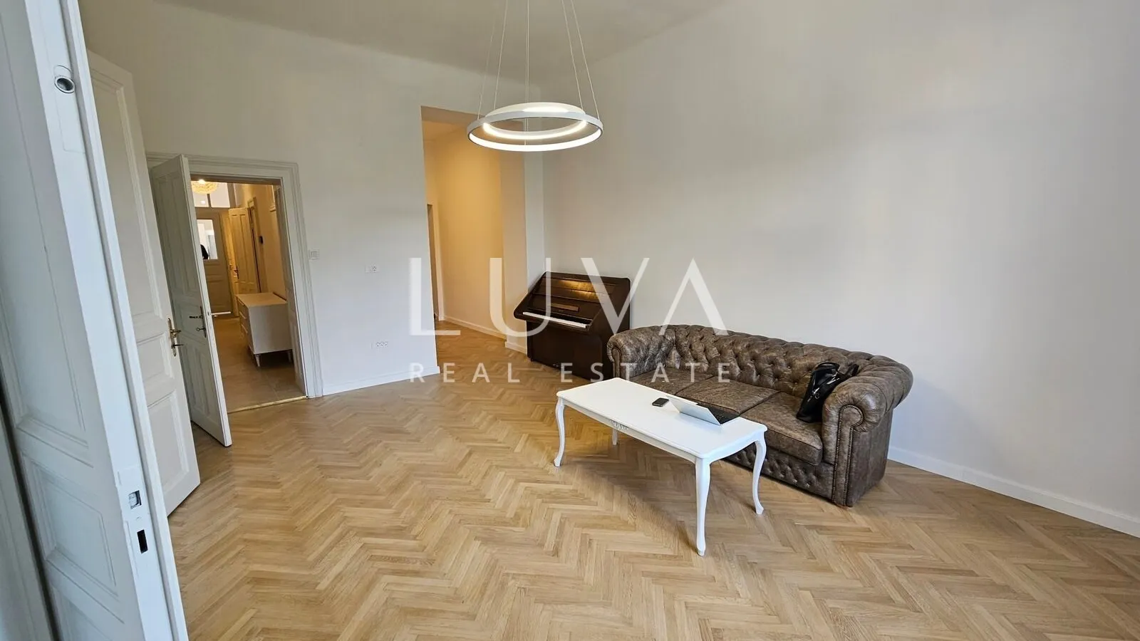 Centar, Svačićev trg, stan 101m2 za poslovni najam