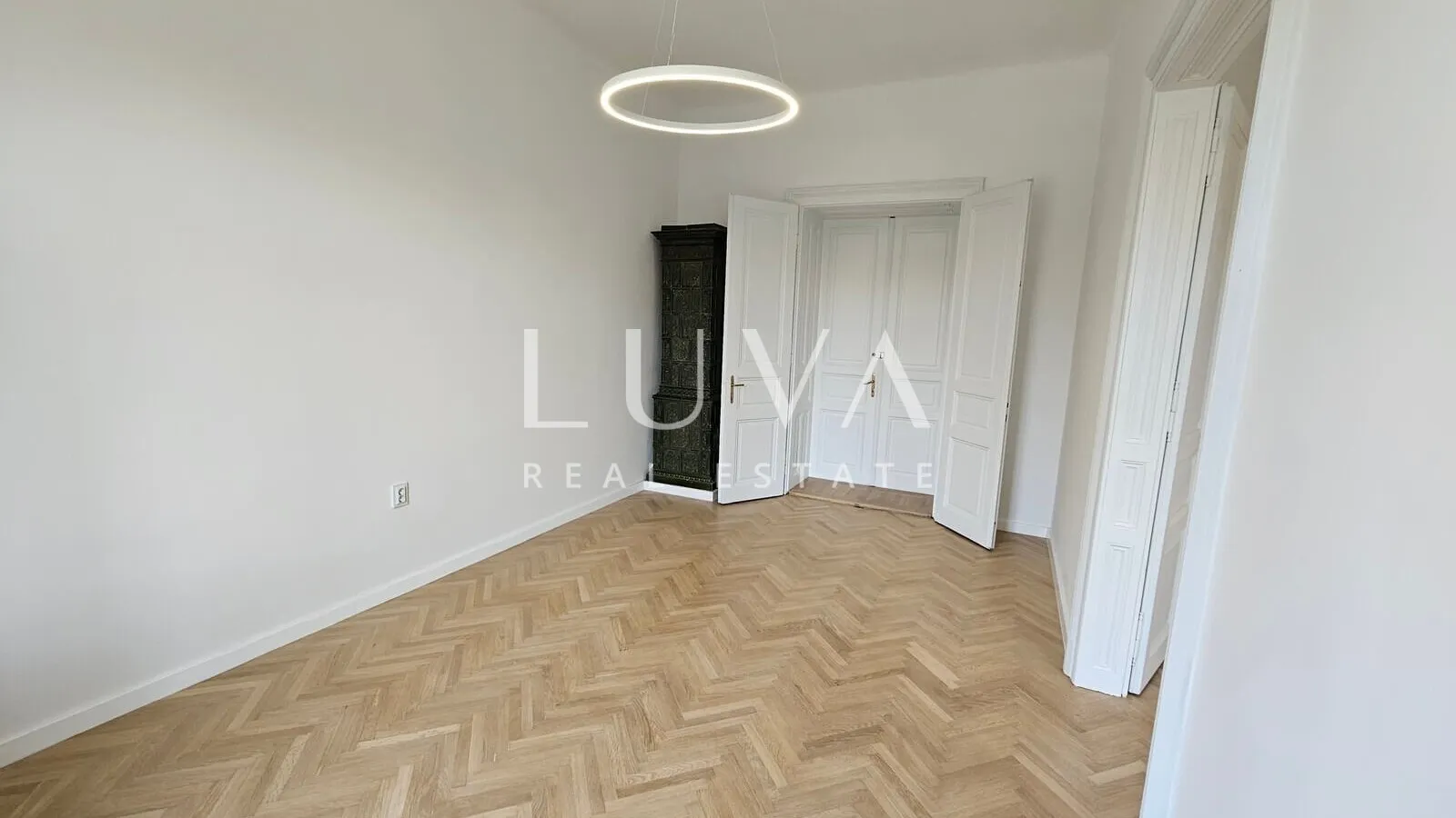 Centar, Svačićev trg, stan 101m2 za poslovni najam