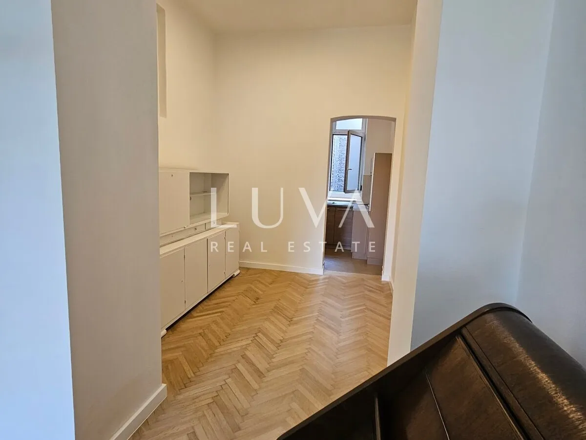 Centar, Svačićev trg, stan 101m2 za poslovni najam