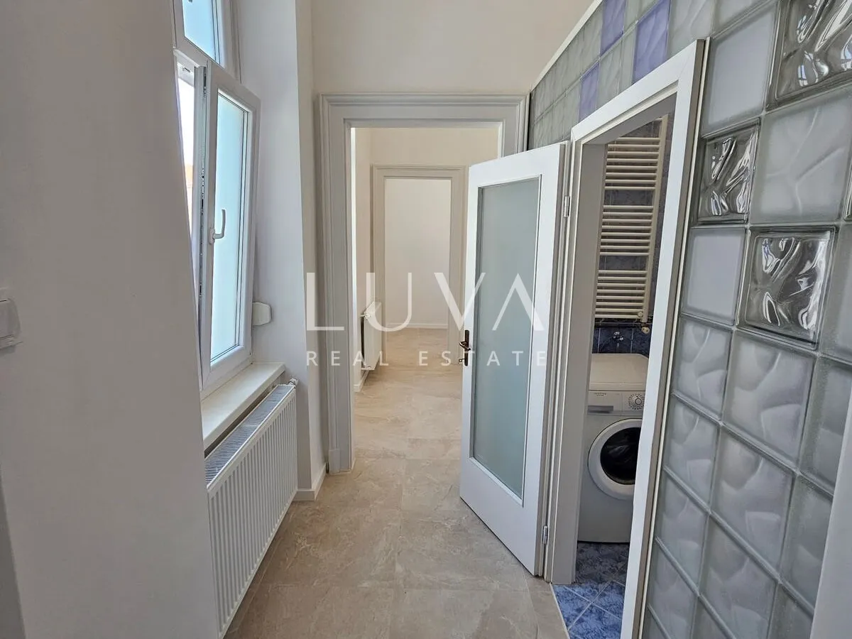 Centar, Svačićev trg, stan 101m2 za poslovni najam