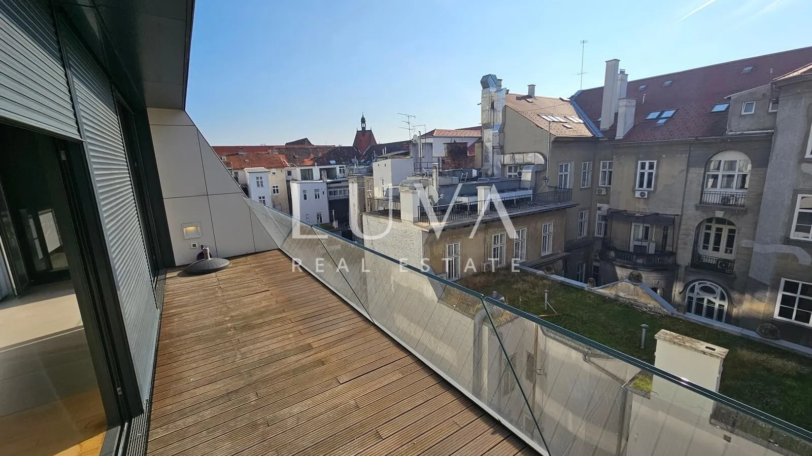 Ban centar, studio apartman, terasa i garaža na prodaju