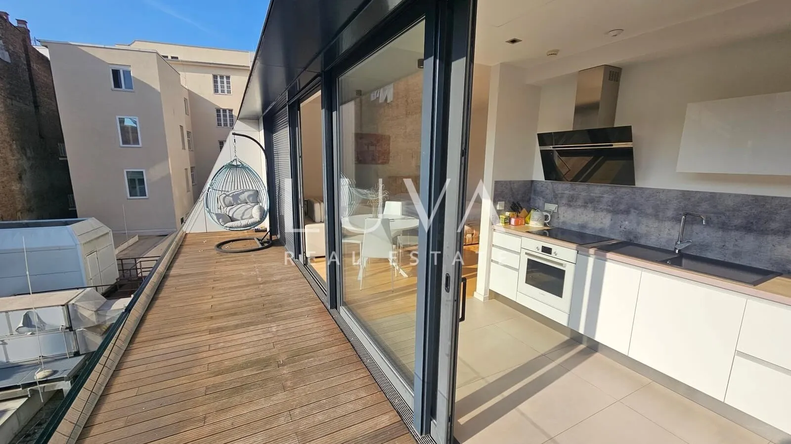 Ban centar, studio apartman, terasa i garaža na prodaju