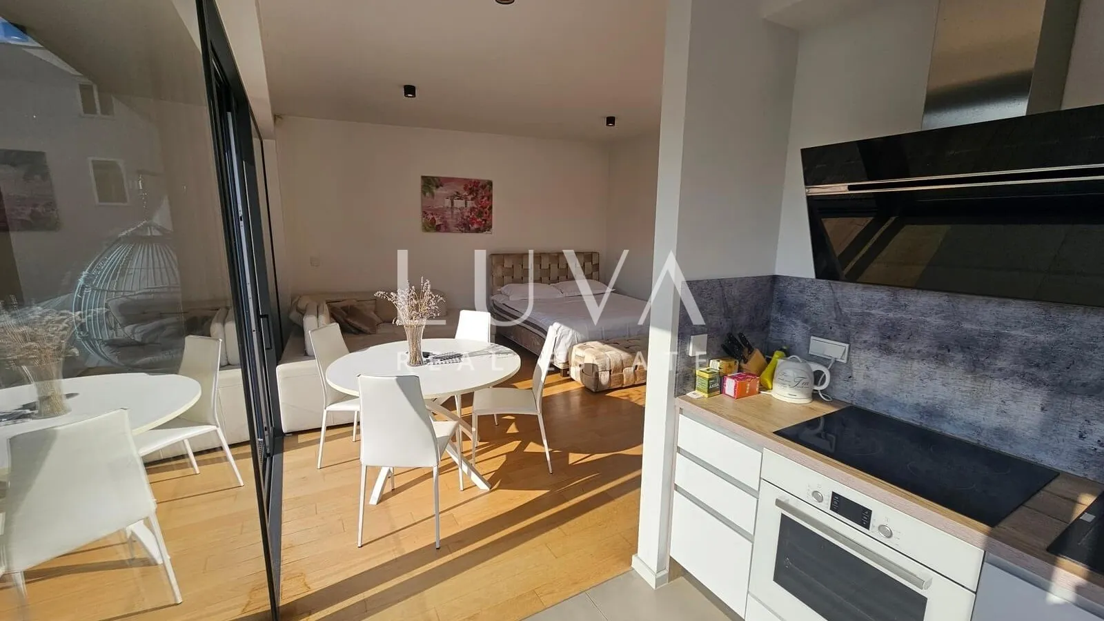 Ban centar, studio apartman, terasa i garaža na prodaju