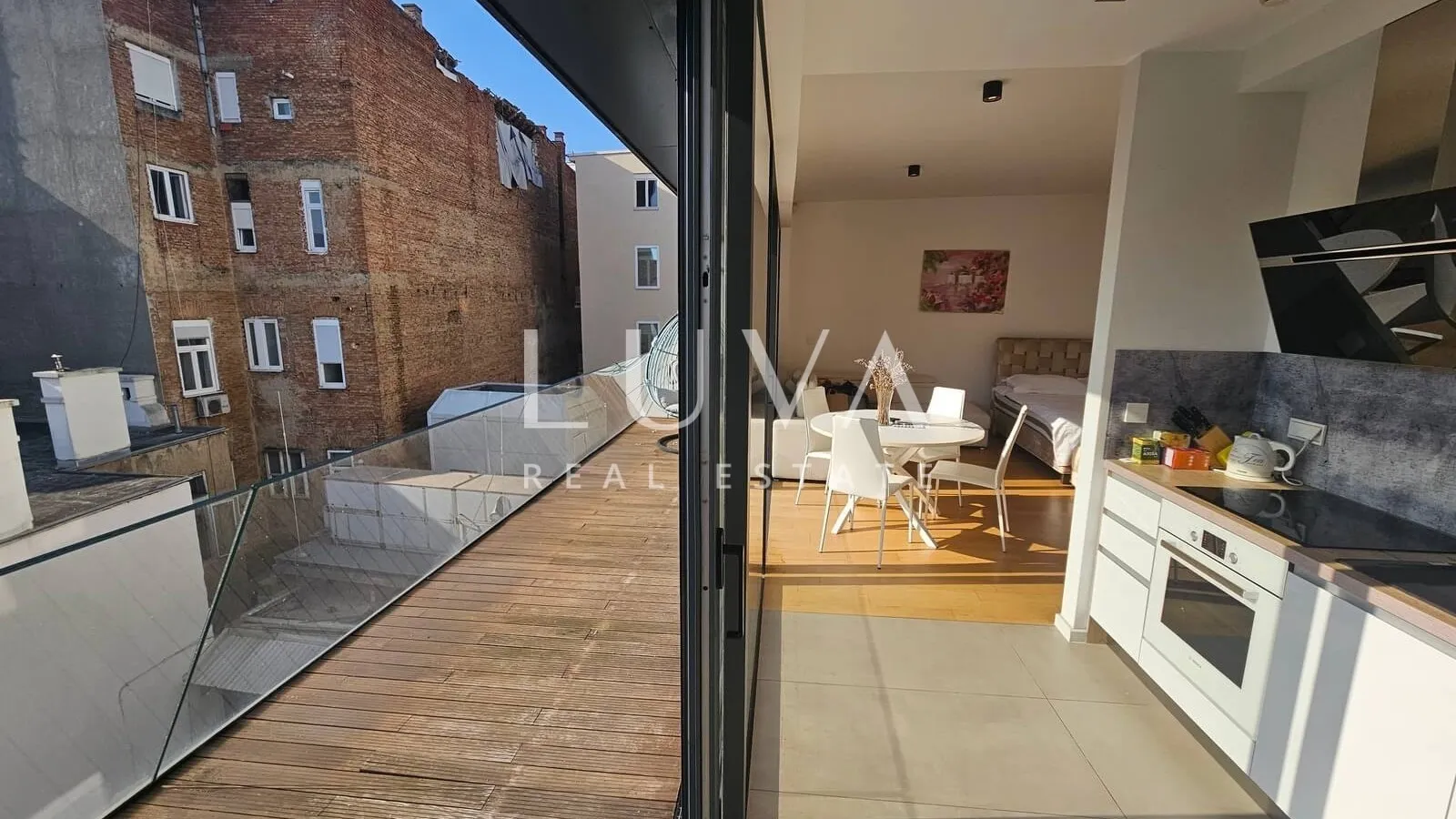 Ban centar, studio apartman, terasa i garaža na prodaju