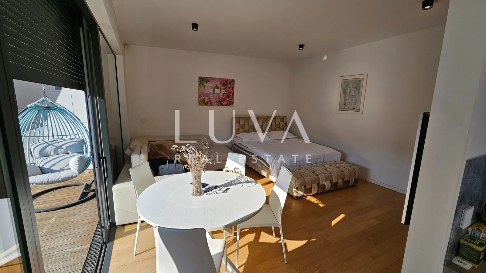 Ban centar, studio apartman, terasa i garaža na prodaju