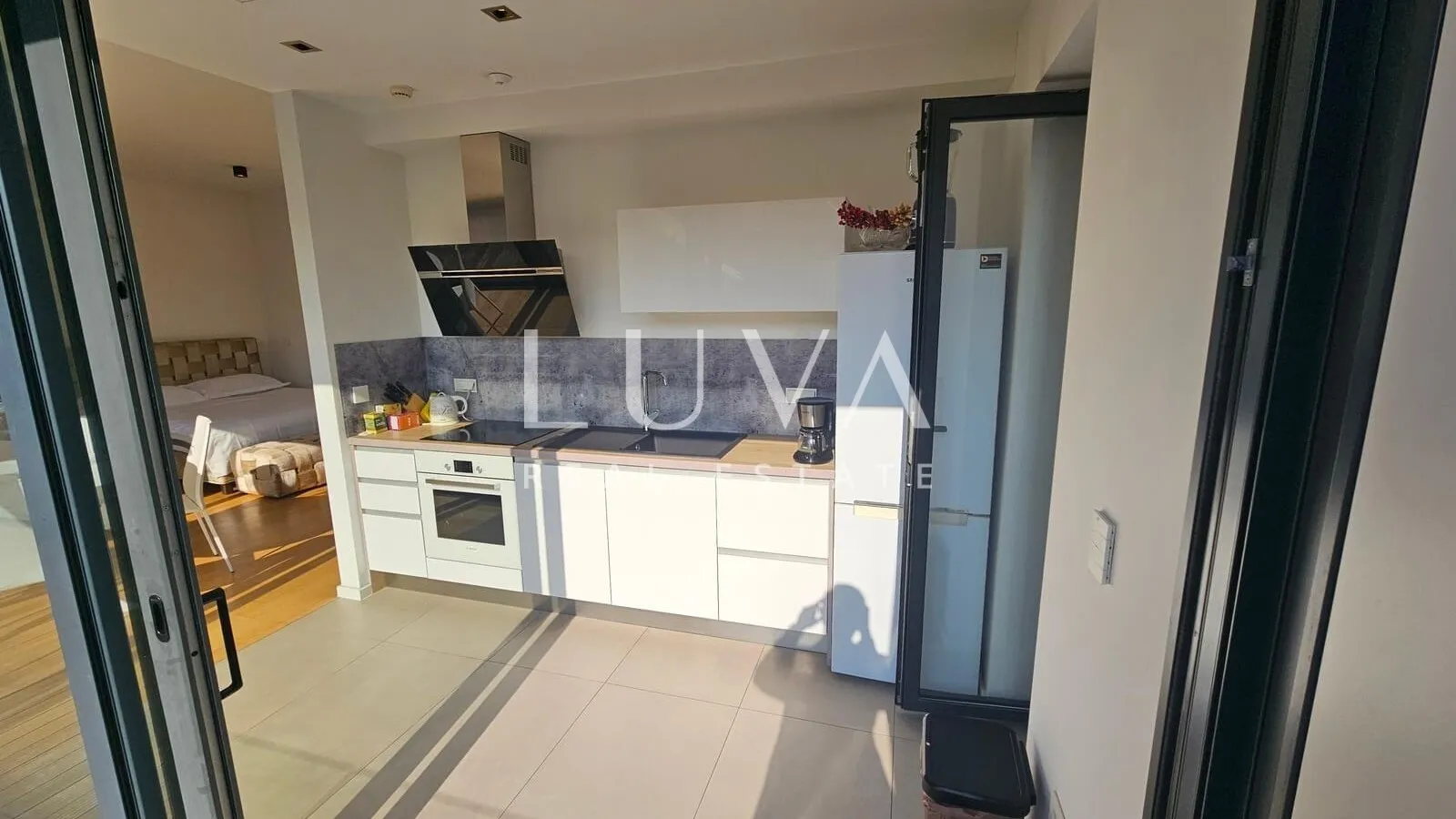 Ban centar, studio apartman, terasa i garaža na prodaju