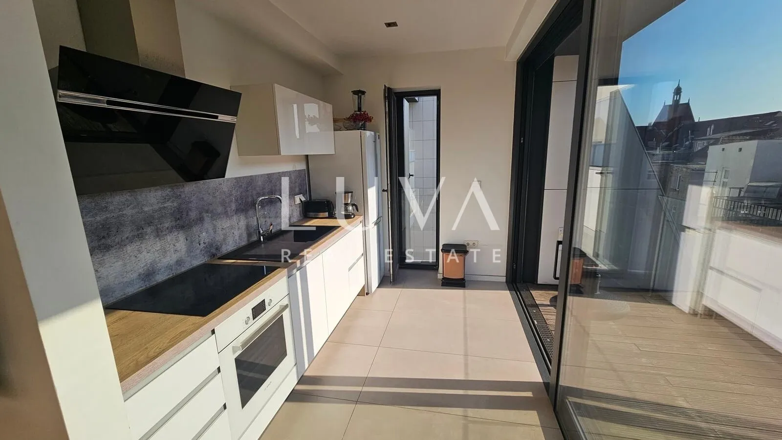 Ban centar, studio apartman, terasa i garaža na prodaju