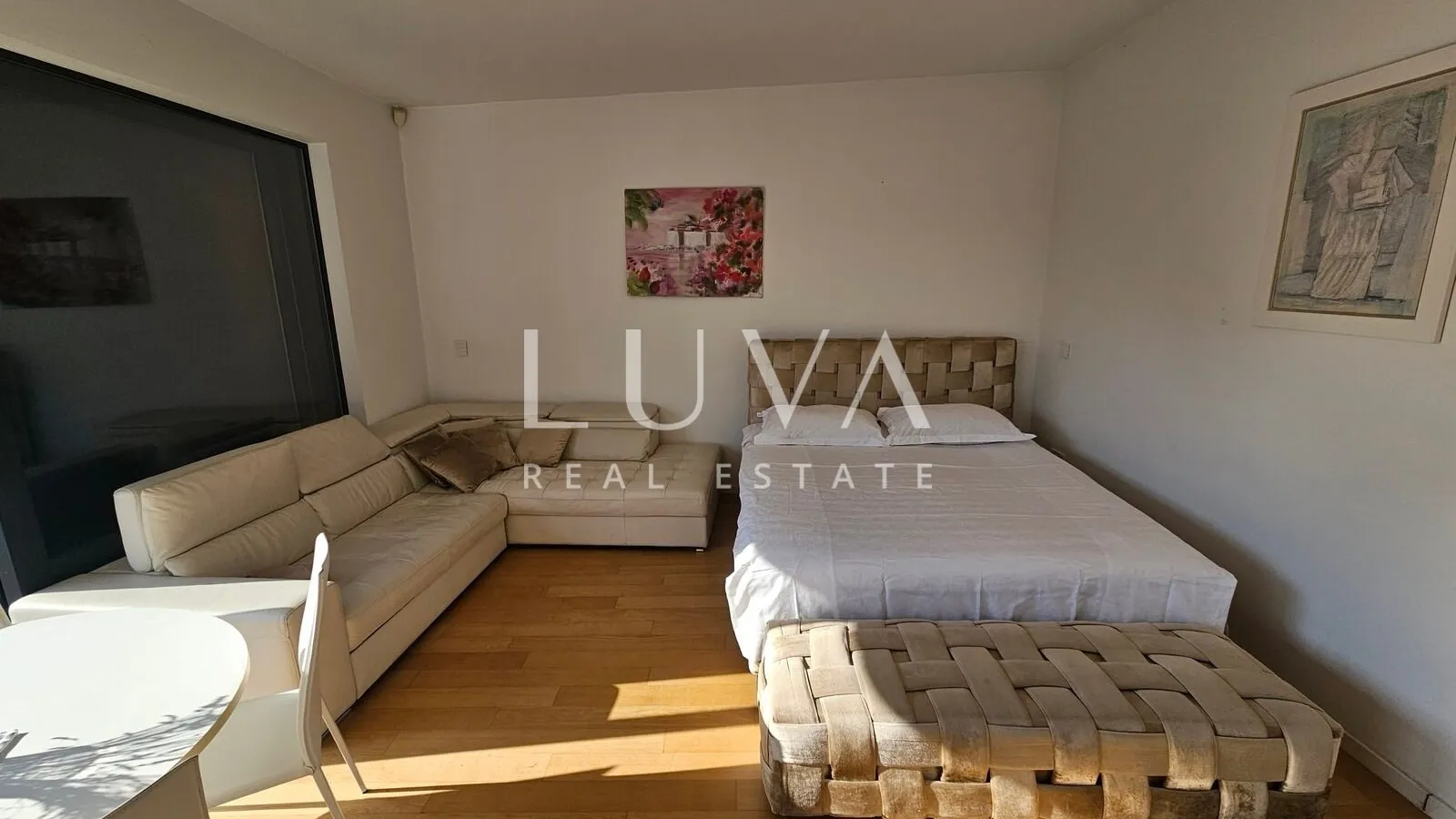 Ban centar, studio apartman, terasa i garaža na prodaju