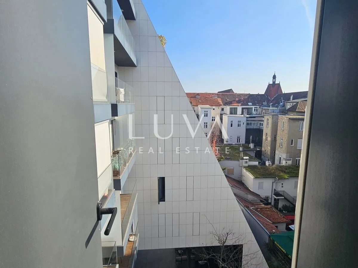 Ban centar, studio apartman, terasa i garaža na prodaju