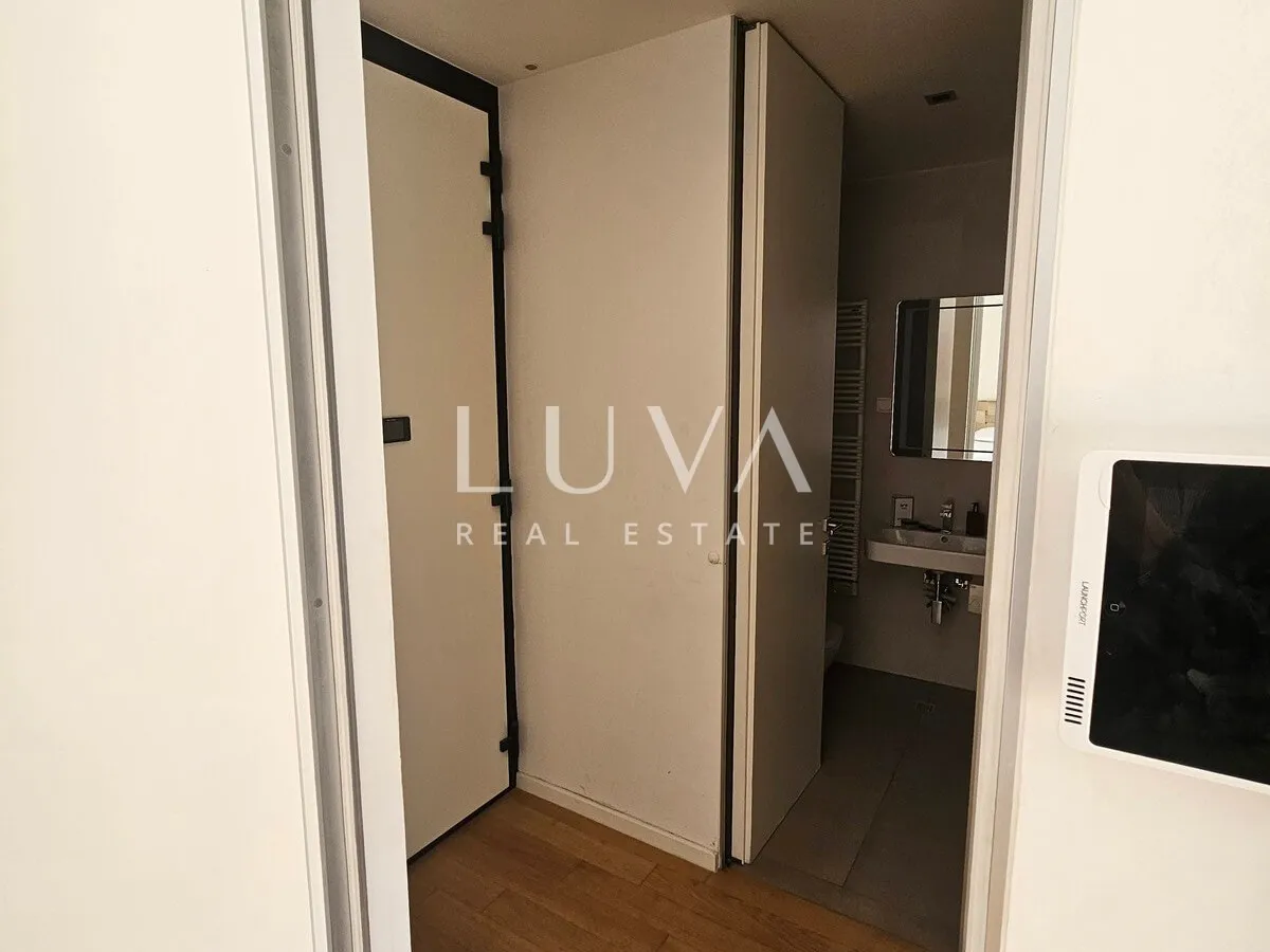 Ban centar, studio apartman, terasa i garaža na prodaju
