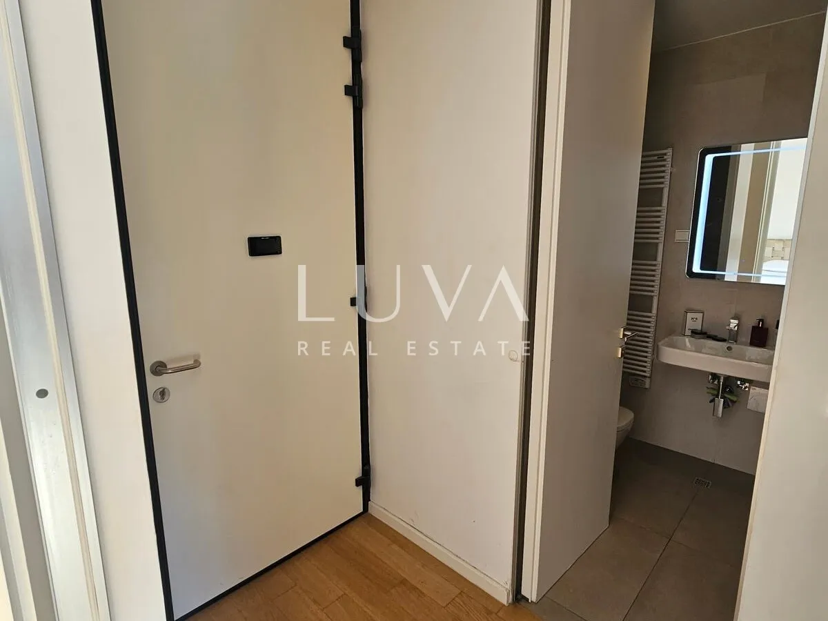 Ban centar, studio apartman, terasa i garaža na prodaju