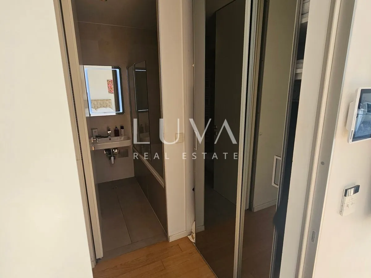 Ban centar, studio apartman, terasa i garaža na prodaju