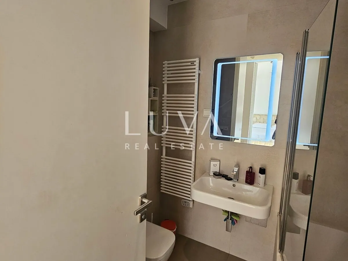 Ban centar, studio apartman, terasa i garaža na prodaju