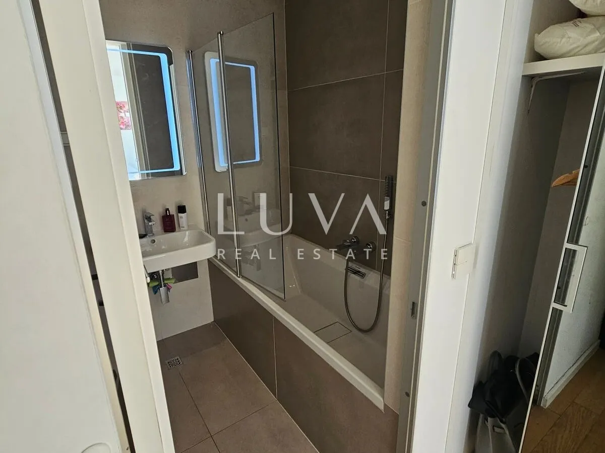 Ban centar, studio apartman, terasa i garaža na prodaju