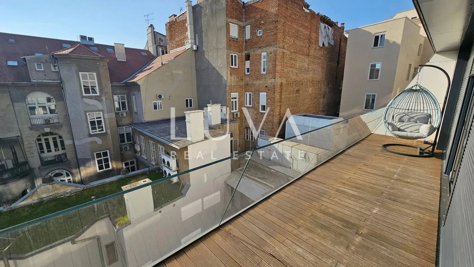 Ban centar, studio apartman, terasa i garaža na prodaju