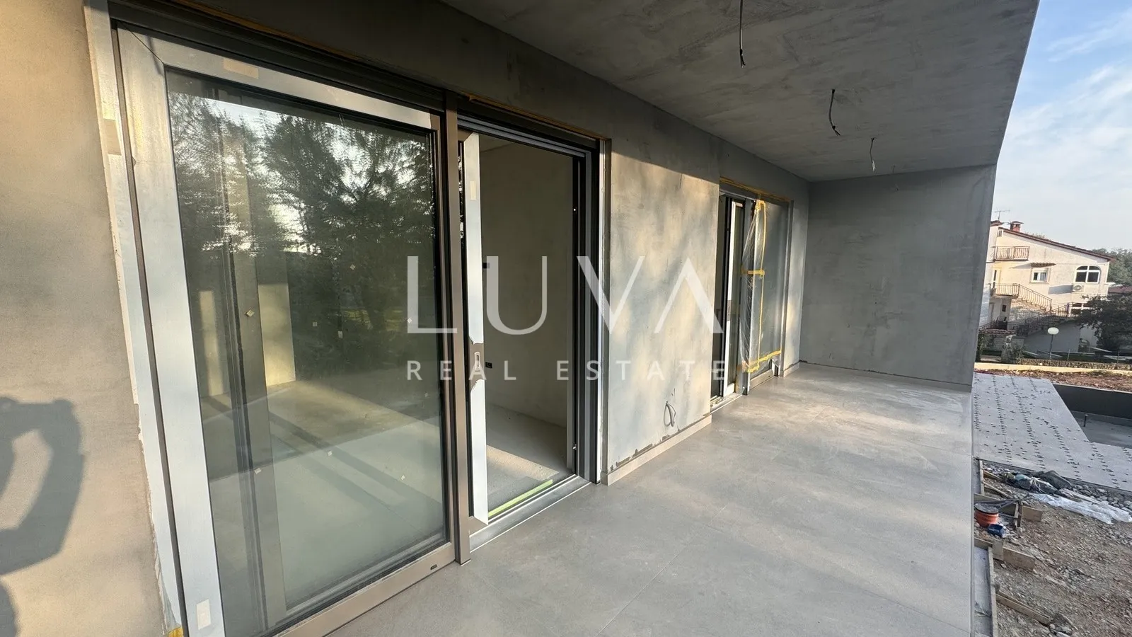 Poreč, prekrasna moderna kuća s bazenom u izgradnji